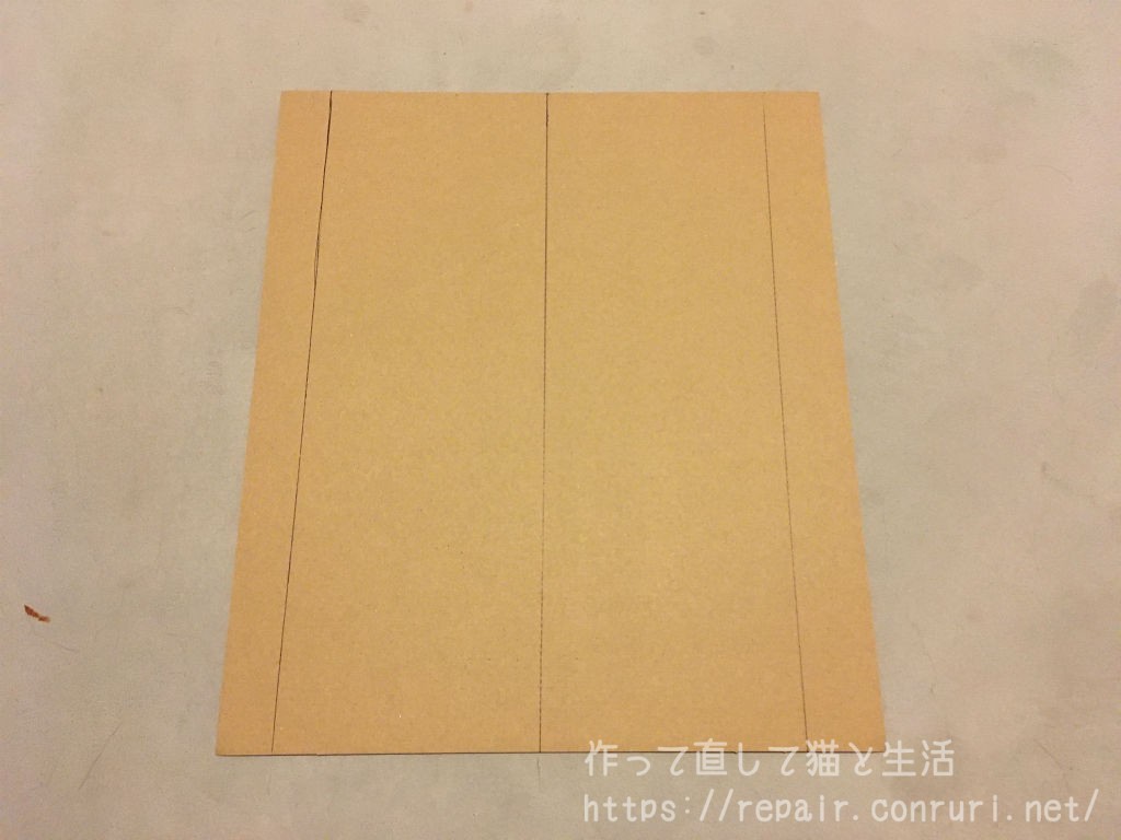 爪とぎの材料になるダンボールに印をつける